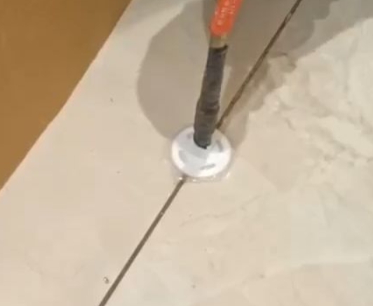 马鞍山市瓷砖空鼓维修公司专业解答瓷砖在铺贴过程中，如果没有涂抹均匀到位的粘结材料（如水泥砂浆或瓷砖胶），可能会导致以下问题